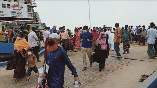 দৌলতদিয়া ফেরিঘাটে আসছে ঢাকাগামী যাত্রীরা; দিচ্ছে বিভিন্ন অজুহাত
