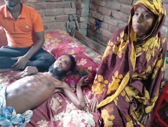 আশাশুনিরতে ক্ষুধা ও রোগ যন্ত্রণায় ৪ বছর কাঁদছে রহমান