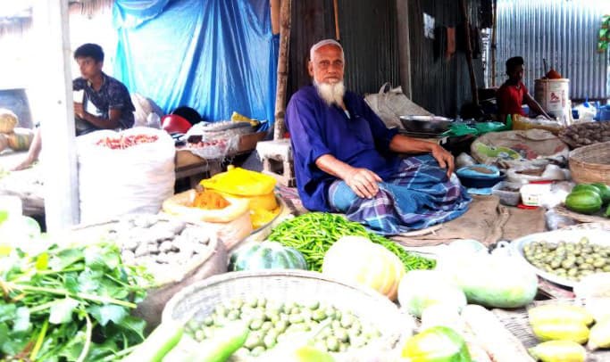 ক্রেতাশূন্য বাজারে অলস সময় কাটাচ্ছে দোকানিরা