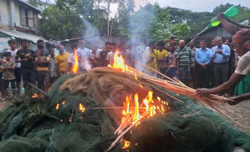 মাদারীপুরে ১১ লাখ টাকার অবৈধ চায়না দুয়ারি জাল ধ্বংস