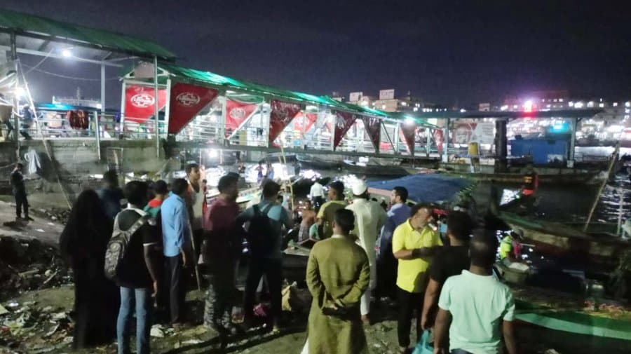 ঢাকা সদরঘাট এলাকায় বন্ধ খেয়া চলাচল, ভোগান্তিতে যাত্রীরা