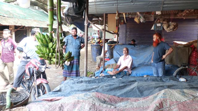 নির্বাহী ম্যাজিষ্ট্রেটকে অবরুদ্ধ করায় মামলা, দুই ব্যবসায়ী গ্রেফতার, ঝিনাইদহে দোকান ধর্মঘট