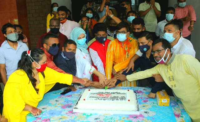 ঠাকুরগাঁওয়ে বঙ্গবন্ধুর প্রতিকৃতিতে স্বেচ্ছাসেবকলীগের শ্রদ্ধা নিবেদন