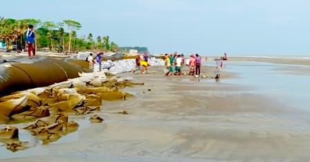 অপরিকল্পিত বাধ: বালু ক্ষয়ের কবলে কুয়াকাটা !