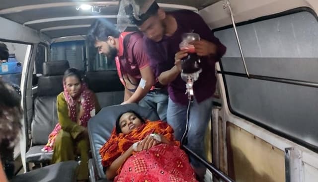 হাসপাতাল ঘুরেও মেলেনি চিকিৎসা, রাস্তায় সন্তান প্রসব
