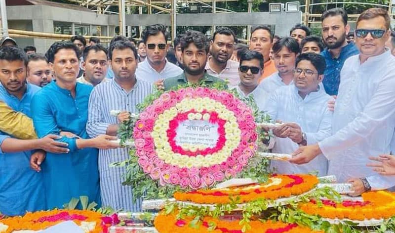 বঙ্গবন্ধুর প্রতিকৃতিতে কুমিল্লা উত্তর জেলা ছাত্রলীগের শ্রদ্ধা নিবেদন
