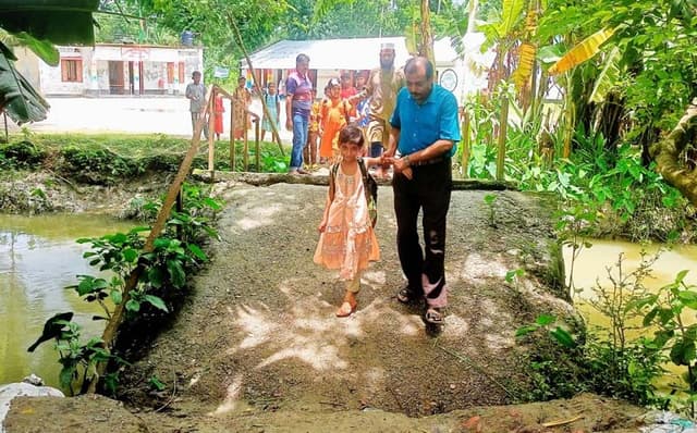 কাউখালীতে ব্রীজ নির্মাণের দাবীতে কোমলমতি শিক্ষার্থীদের মানববন্ধন