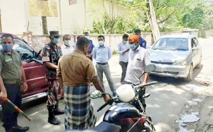 হিলিতে লকডাউনের ষষ্ঠ দিনে ৯ জনকে জরিমানা
