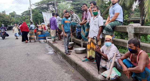 ডাল-ভাতের যোগান দিতে রাস্তায় বসে থাকেন তারা !