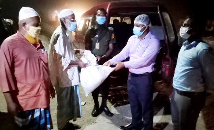 পাঁচবিবিতে কর্মহীন শ্রমজীবী মানুষকে ইউএনও'র খাদ্য সহায়তা
