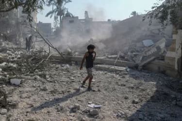 হিজবুল্লাহর একাধিক টার্গেটে হামলা চালিয়েছে ইসরায়েল