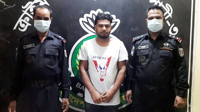 করোনা টিকার ভূয়া নিবন্ধনকারী প্রতারক আটক