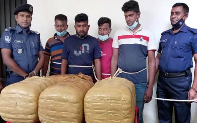 ৫০ কেজি গাঁজা সহ গ্রেপ্তার পুলিশ