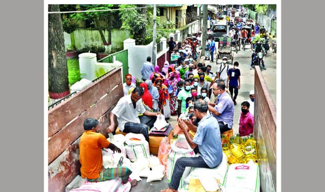 বরিশালে টিসিবির পণ্য ক্রয়ে দীর্ঘলাইন, স্বাস্থ্য ঝুঁকি