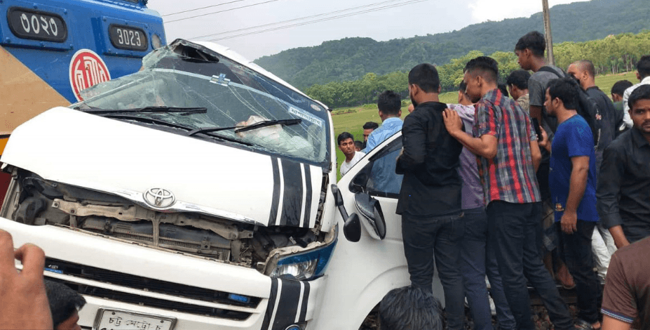 ট্রেন-মাইক্রোবাস সংঘর্ষে নিহত ১২