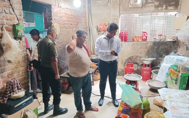 হিলিতে তিনটি খাবার হোটেলে ভ্রাম্যমাণ আদালতের জরিমানা