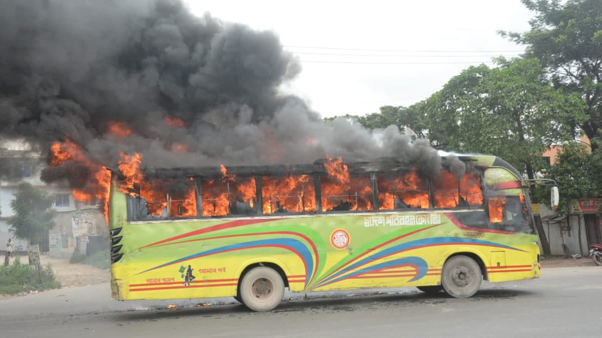 মাতুয়াইলে যাত্রীবাহী বাসে আগুন