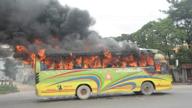 মাতুয়াইলে যাত্রীবাহী বাসে আগুন