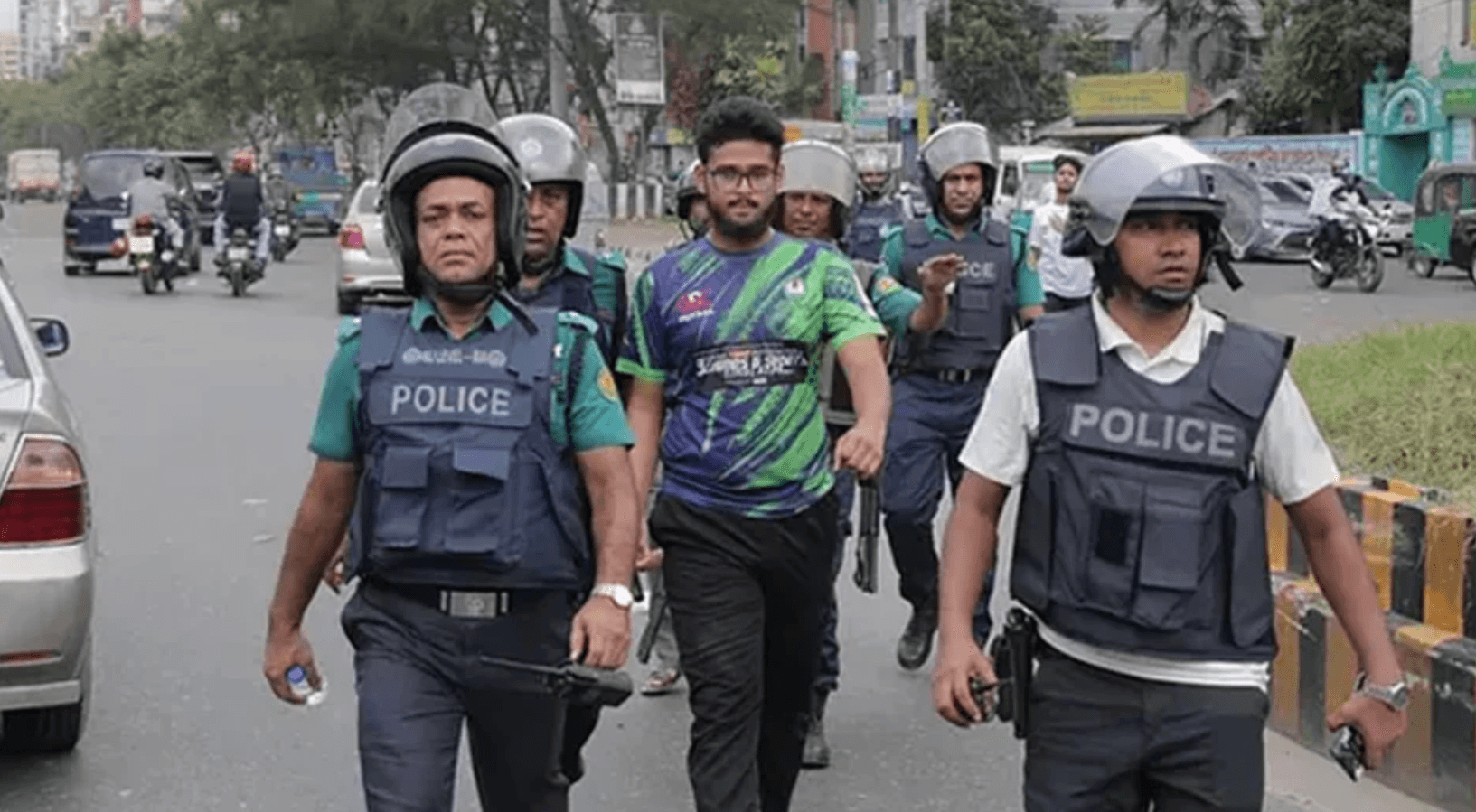 ঢাকার বিভিন্ন জায়গায় আন্দোলনকারীদের ওপর লাঠিচার্জ, আটক ২০