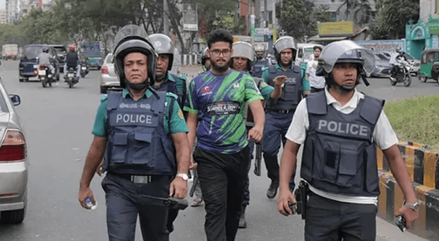 ঢাকার বিভিন্ন জায়গায় আন্দোলনকারীদের ওপর লাঠিচার্জ, আটক ২০