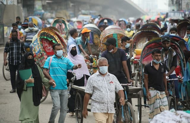 হেঁটে-রিকশা-ভ্যানে এখনো ঢাকায় ফিরছে মানুষ