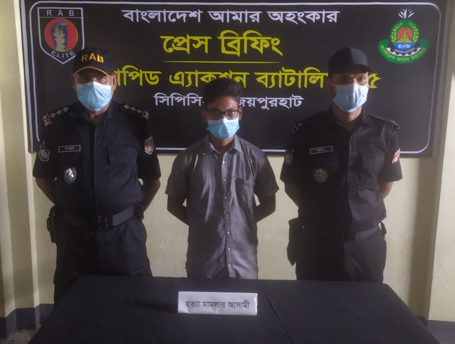 নওগাঁয় হত্যা মামলার পলাতক আসামী গ্রেফতার