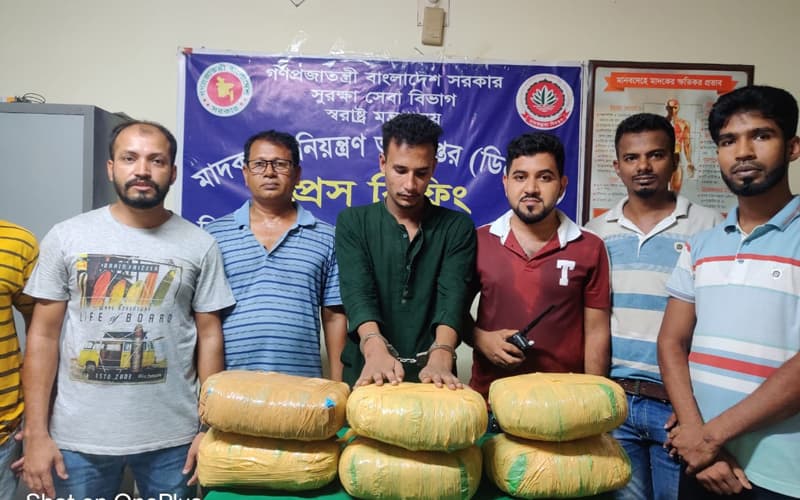 বরিশালে ১২ কেজি গাঁজাসহ কারবারী আটক