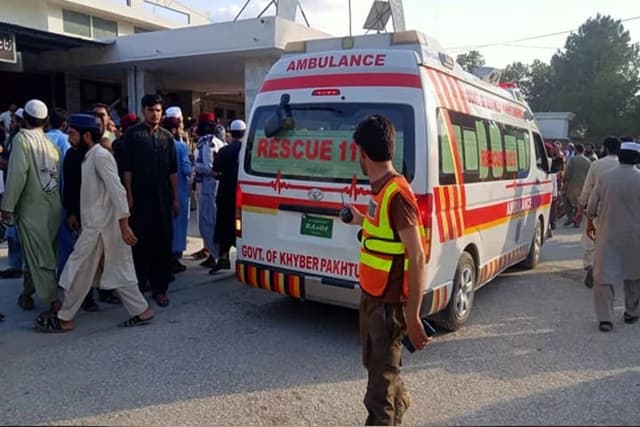 পাকিস্তানে রাজনৈতিক সম্মেলনে ভয়াবহ বোমা হামলায় নিহত ৪০