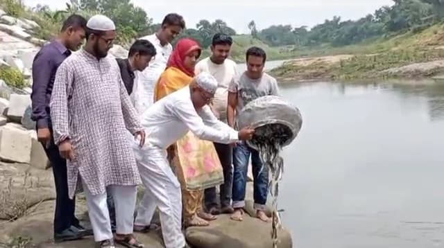পাঁচবিবির ছোট যমুনা নদীতে মাছের পোনা অবমুক্ত