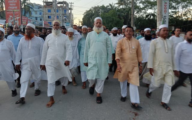 বিএনপির অগ্নি সন্ত্রাসের বিরুদ্ধে কুয়াকাটায় আ. লীগের বিক্ষোভ