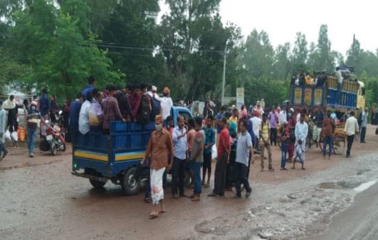 ট্রাকে করে ঢাকায় ছুটছে কর্মজীবী মানুষ