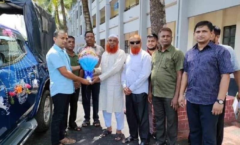 বিদায় বেলায় মুগ্ধ পুলিশ কনস্টেবল