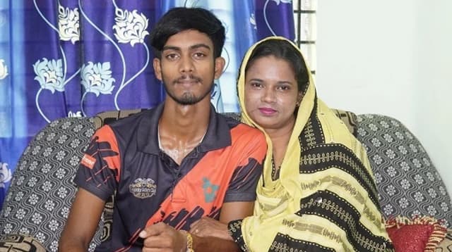 ফেসবুকে প্রেম, কলেজ শিক্ষিকাকে বিয়ে করলো ছাত্র