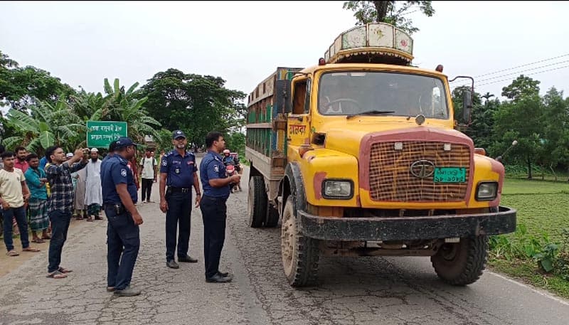 নেত্রকোণায় সড়কে দূর্ঘটনা রোধে পুলিশের সতর্কতামূলক অভিযান