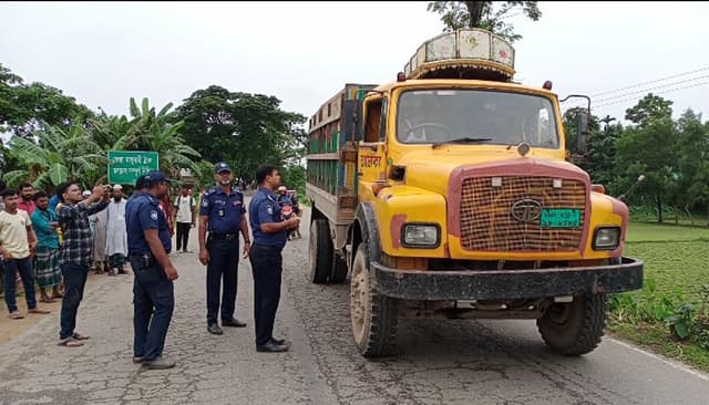 নেত্রকোণায় সড়কে দূর্ঘটনা রোধে পুলিশের সতর্কতামূলক অভিযান