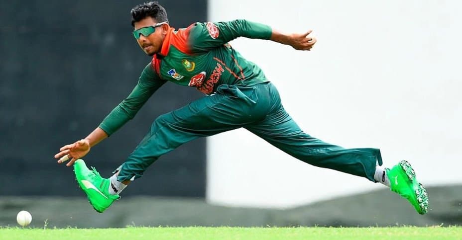 প্রথম ওভারেই জোড়া উইকেট মোসাদ্দেকের