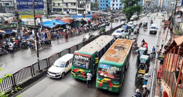 অল্প সময়ের জন্য ঢাকায় চলছে বাস