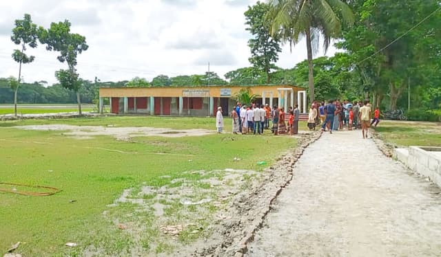 রাজাপুরে স্কুলের খেলার মাঠ দখল করে ভোররাতে রাস্তা নির্মাণ!