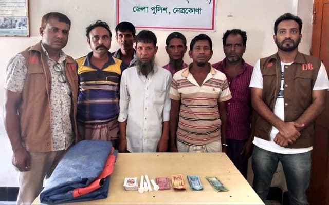 নেত্রকোণায় ডিবি পুলিশের হাতে ৬ জুয়ারী আটক