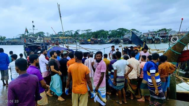 বঙ্গোপসাগরে আকষ্মিক ঝড়ের কবলে ট্রলার ডুবি: ১৬ মাঝিমাল্লা উদ্ধার