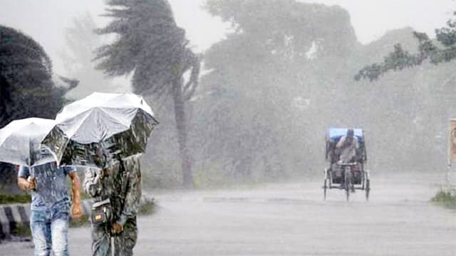 আজ সারাদেশে বজ্রসহ ভারী বৃষ্টির আভাস, ১৪ জেলায় ঝড়ের শঙ্কা
