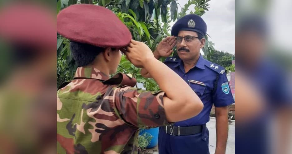 পুলিশ বাবাকে ক্যাপ্টেন কন্যার স্যালুট