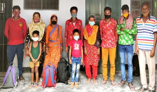 দশ বাংলাদেশীকে হস্তান্তর করল বিএসএফ