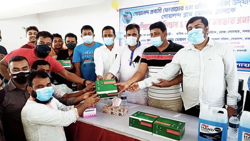 করোনা রোগীর চিকিৎসায় গোয়ালন্দ প্রবাসী ফোরামের অক্সিজেন প্রদান
