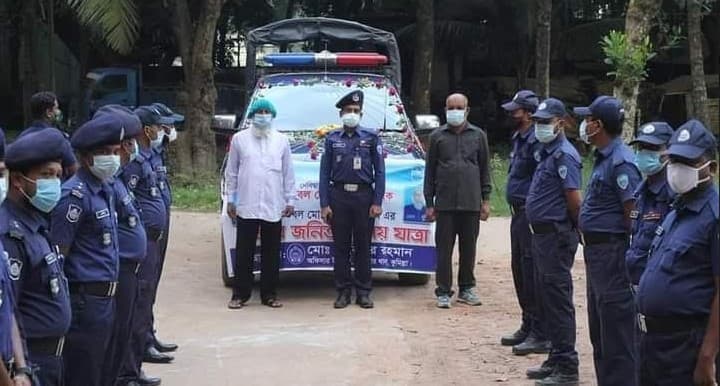 সুসজ্জিত গাড়িতে চেপে অবসরে গেলেন দুই পুলিশ সদস্য