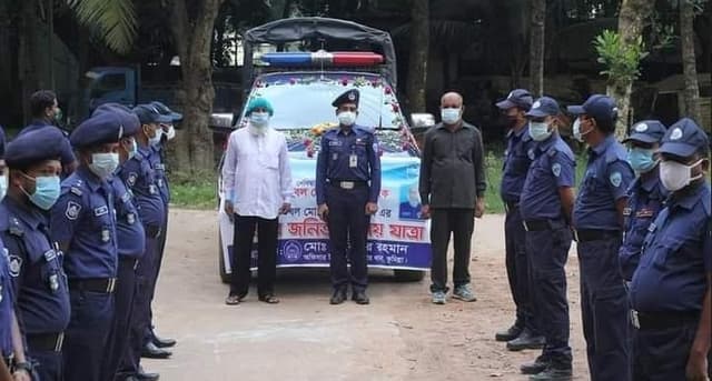 সুসজ্জিত গাড়িতে চেপে অবসরে গেলেন দুই পুলিশ সদস্য