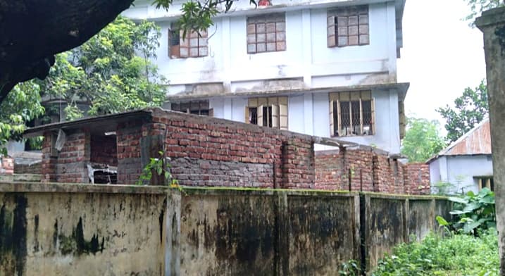 হিলিতে খাদ্যগুদামের জায়গা দখল করে পাকা ইমারত নির্মাণের অভিযোগ