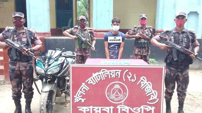 শার্শায় পাচারকারী আটক, ১০০ ভরি স্বর্ণ জব্দ