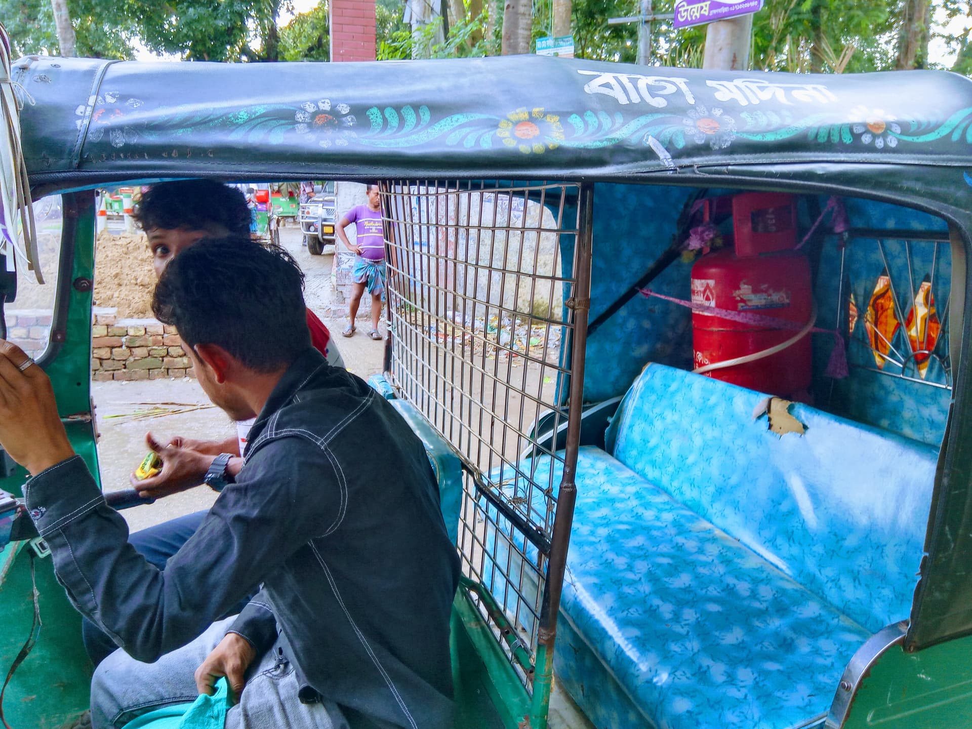 সিএনজিচলে এলপি গ্যাস সিলিন্ডার" ভাড়াতো বেশী দিবেন