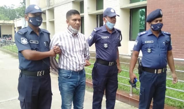 সরকারি বিভিন্ন সংস্থার কর্মকর্তা পরিচয়ে প্রতারনা; প্রতারক আটক